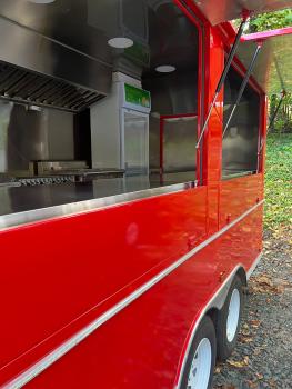 Glanzvoller Gastronomiecharakter in Rubinrot. Dieser Airstream hat eine Edelstahlausstattung, die sich manche wünschen würden.Die Länge misst 4.50 Meter - ohne Deichsel, Sonderausstattung